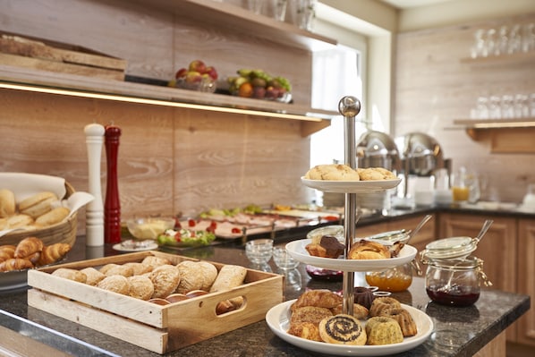 Petit déjeuner buffet (17.5 EUR par personne)