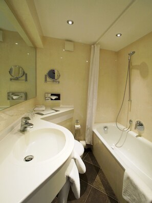 Hair dryer, slippers, towels - Hotel Kraft München (Munich)