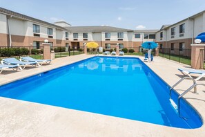 Una piscina al aire libre de temporada