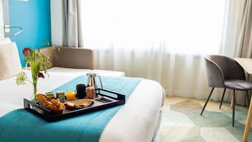 Roupas de cama premium, cofres nos quartos, escrivaninha