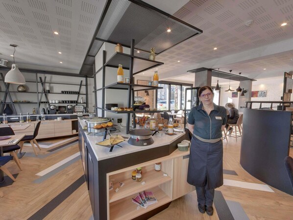 Desayuno buffet diario (EUR 17 por persona)