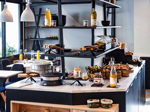 Se sirven comidas, cenas y cocina francesa 