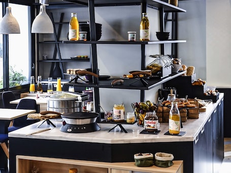 Se sirven almuerzos y cenas, cocina francesa