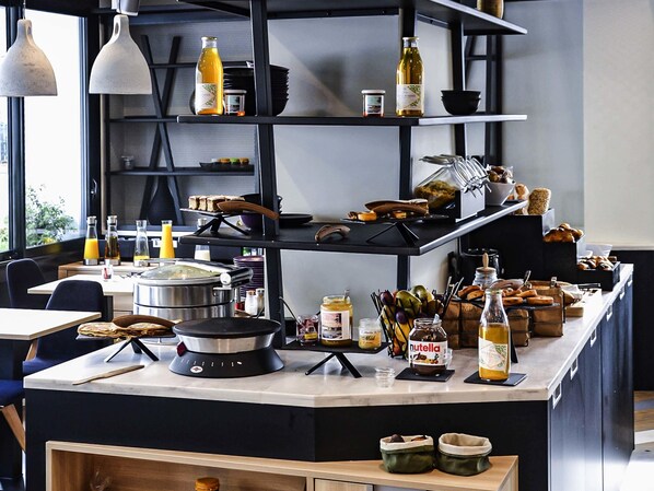 Lunch and dinner served, French cuisine