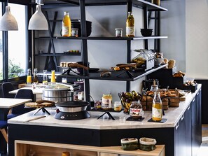Lunsj og middag serveres