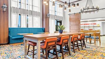 包含每日自助早餐