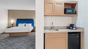 小套房一张特大床 | 笔记本电脑工作区、遮光窗帘、熨斗/熨衣板、免费婴儿床