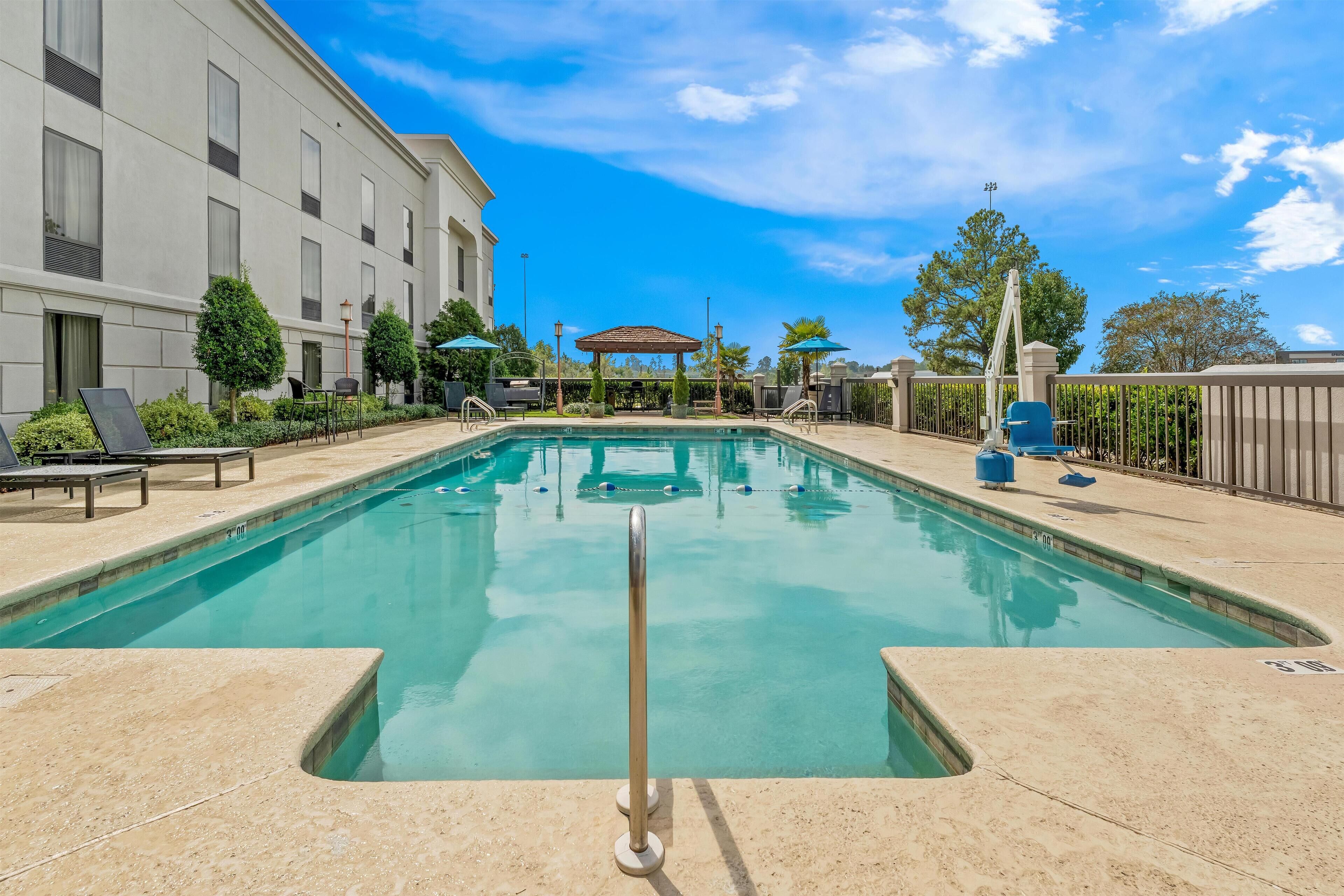 Außenpool, geöffnet von 10:00 Uhr bis 22:00 Uhr, Sonnenschirme