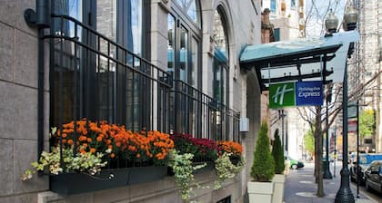 Holiday Inn Express Chicago - Magnificent Mile by IHG