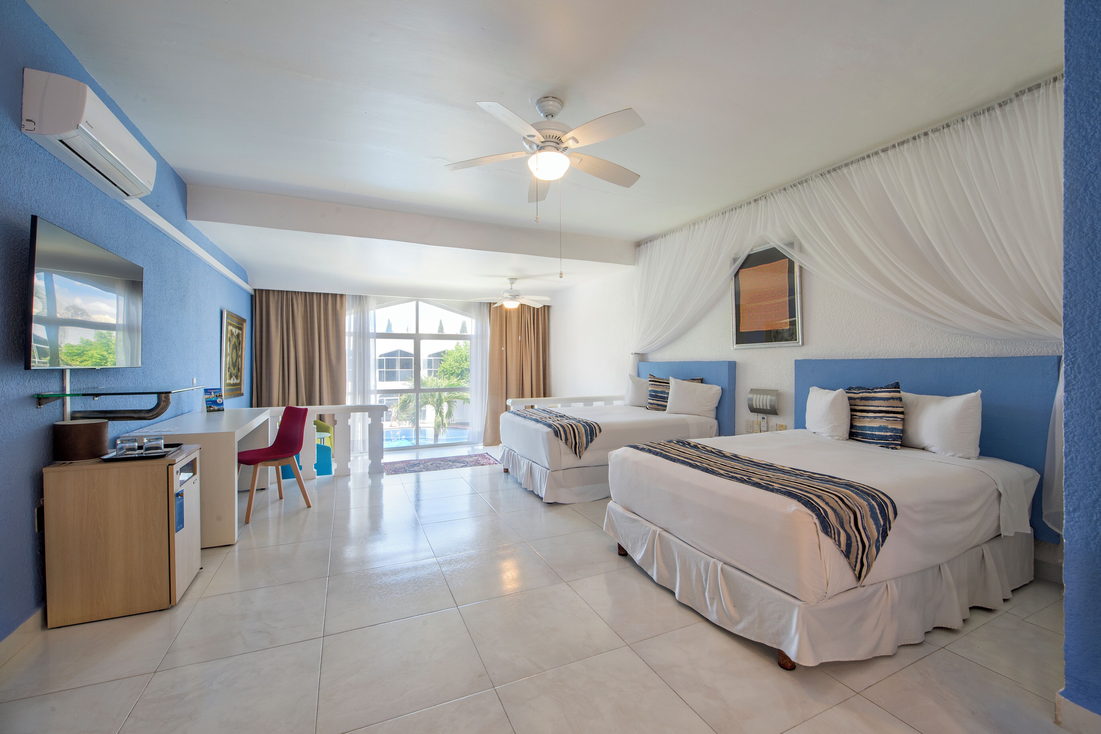 Suite, 2 camas dobles | 1 dormitorio, minibar, caja fuerte y escritorio