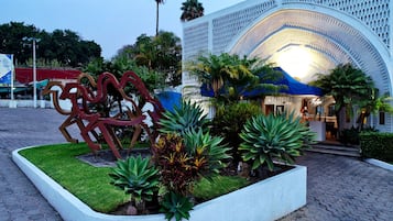 Vista frontal de la propiedad