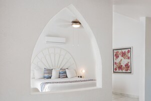 Honeymoon Suite with Jacuzzi | 1 bedroom, minibar, in-room safe, desk