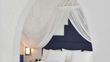 Suite romántica con jacuzzi | 1 habitación, minibar, caja de seguridad en la habitación y escritorio