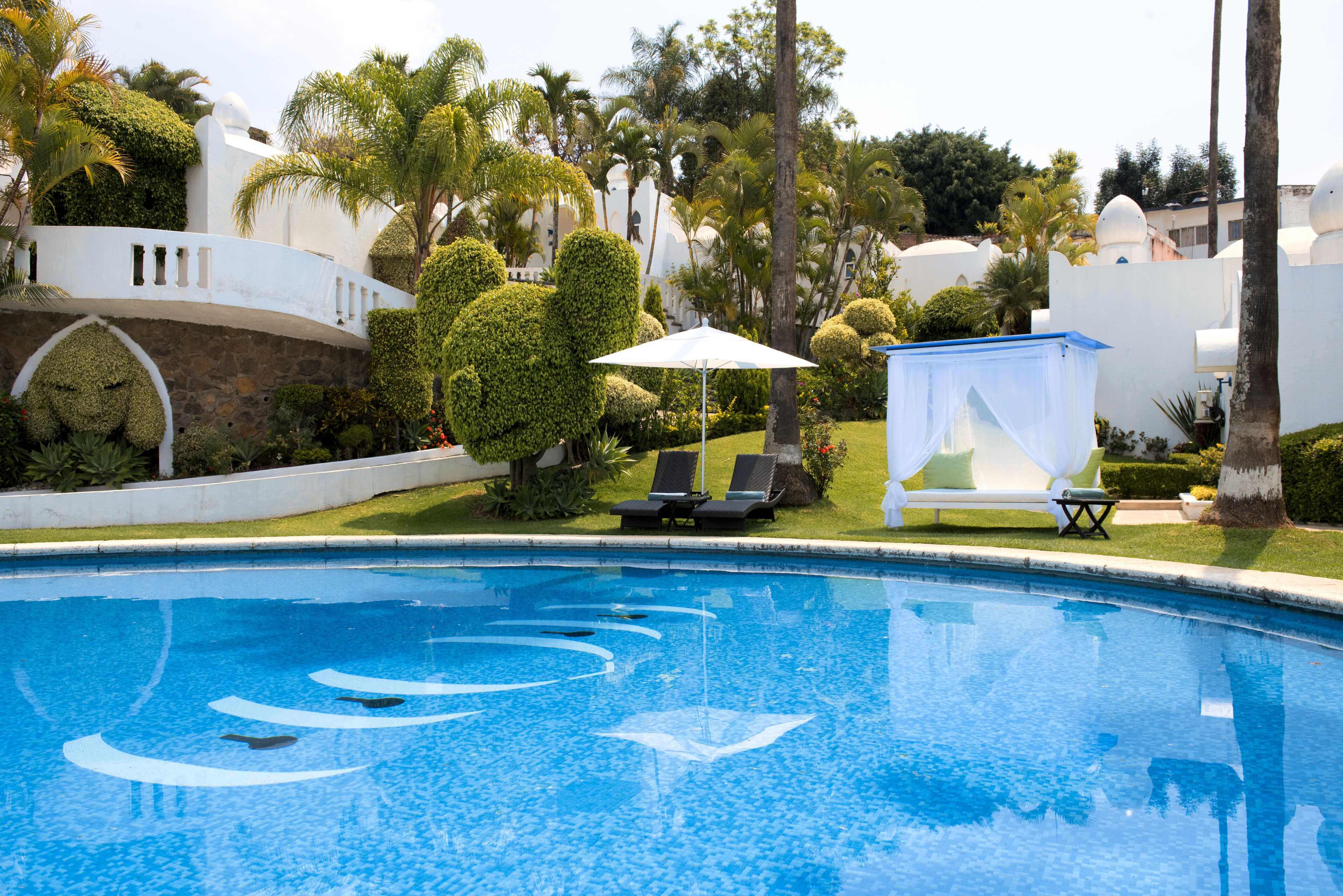 2 Außenpools, Sonnenschirme, Liegestühle