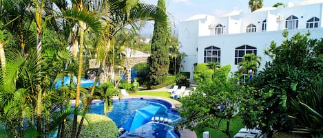 2 piscinas al aire libre, camas de piscina gratis, sombrillas