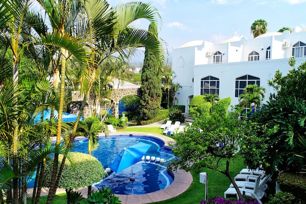 2 piscinas al aire libre, sombrillas, tumbonas