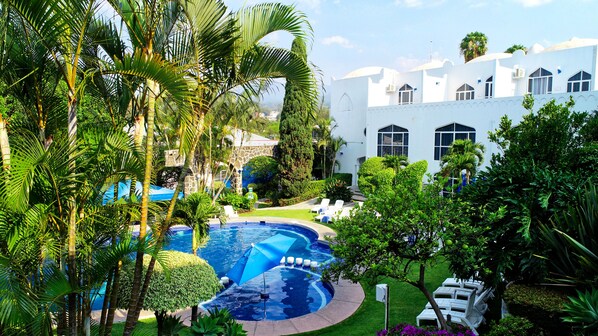 2 piscinas al aire libre, cabañas de piscina gratuitas, sombrillas