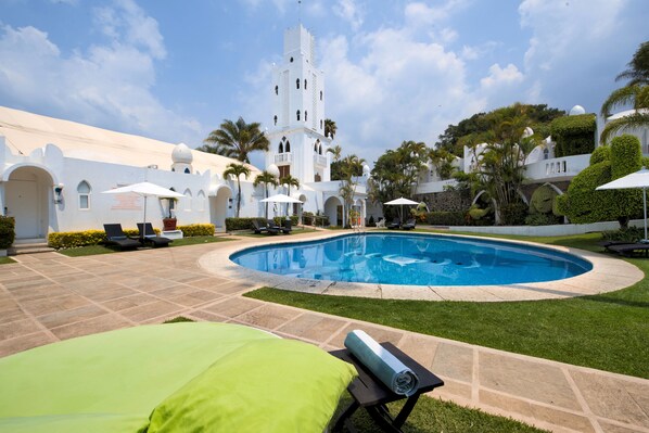 2 piscinas al aire libre, sombrillas, sillones reclinables de piscina