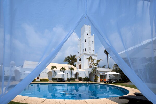 2 outdoor pools, pool umbrellas, pool loungers
