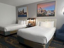 Ropa de cama de alta calidad, colchones con pillow-top y escritorio