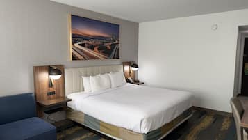 Bộ đồ giường cao cấp, nệm có lớp đệm bông, bàn, màn/rèm cản sáng