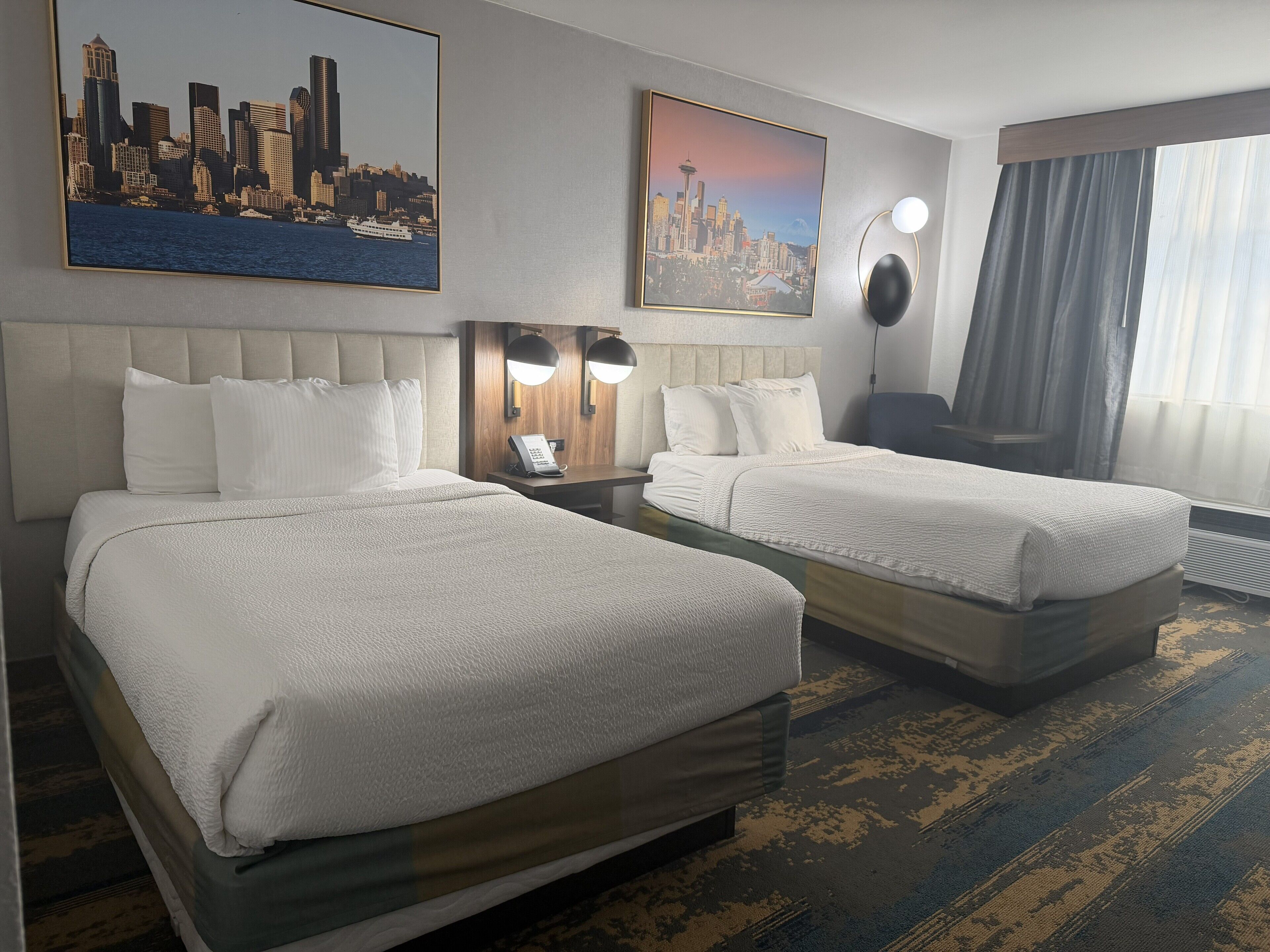 Ropa de cama de alta calidad, colchones con pillow-top y escritorio 