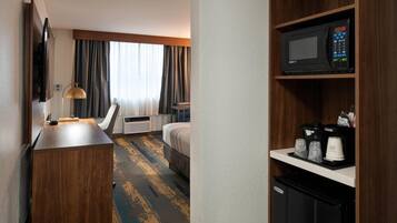 Room, 1 King Bed, Non Smoking | Premium bedding, pillowtop beds, desk, blackout drapes