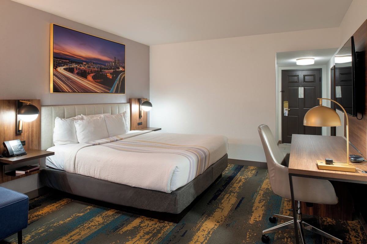 Room, 1 King Bed, Non Smoking | Premium bedding, pillowtop beds, desk, blackout drapes