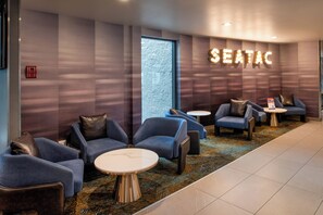 Lobby sitting area - La Quinta Inn & Suites by Wyndham Seattle Sea-Tac Airport (SeaTac)