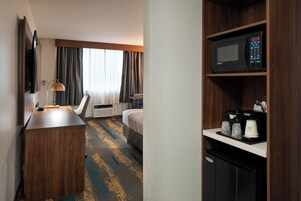 Ropa de cama de alta calidad, colchones con pillow-top y escritorio 