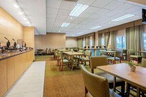 Café da manhã para viagem grátis todos os dias