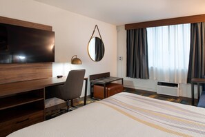 Premium bedding, pillowtop beds, desk, blackout drapes - La Quinta Inn & Suites by Wyndham Seattle Sea-Tac Airport (SeaTac)