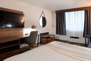 Room, 1 King Bed, Non Smoking | Premium bedding, pillowtop beds, desk, blackout drapes