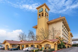 Exterior - La Quinta Inn & Suites by Wyndham Seattle Sea-Tac Airport (SeaTac)