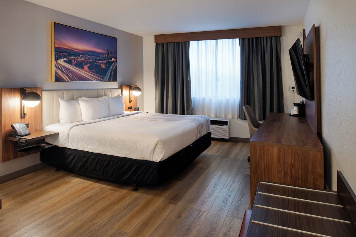 Room, 1 King Bed, Accessible, Non Smoking (Mobility Accessible) | Premium bedding, pillowtop beds, desk, blackout drapes