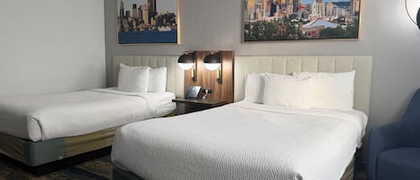 Huone, 2 parisänkyä, tupakointi kielletty | Ylelliset vuodevaatteet, pillowtop-patjalliset sängyt, työpöytä