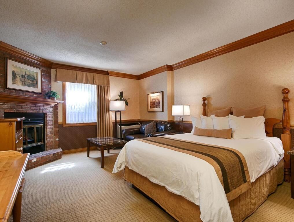 أغطية فراش متميزة وأسرّة بطبق ة علوية مريحة وخزنة داخل الغرفة