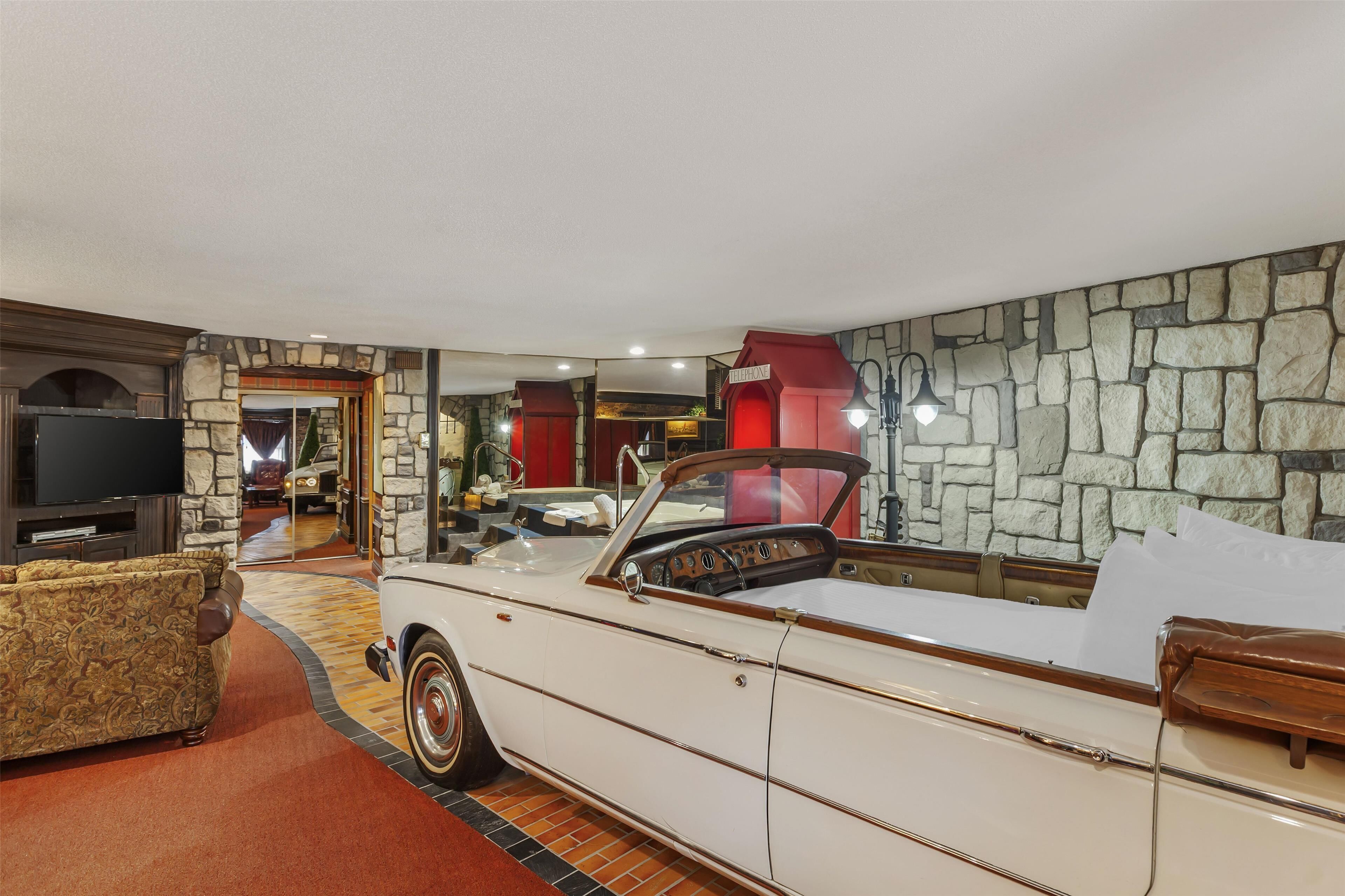 lord n lady suite, 1 queen bed, non smoking, jetted tub | 1 bedroom, premium bedding, pillow-top beds, in-room safe