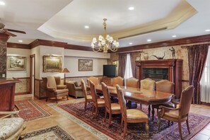 Renaissance Suite, 1 King Bed, Non Smoking, Jetted Tub | Premium bedding, pillowtop beds, in-room safe, individually decorated - Best Western Fireside Inn (Kingston)