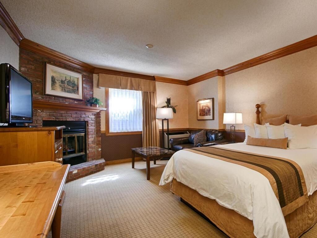 أغطية فراش متميزة وأسرّة بطبقة علوية مريحة وخزنة داخل الغرفة