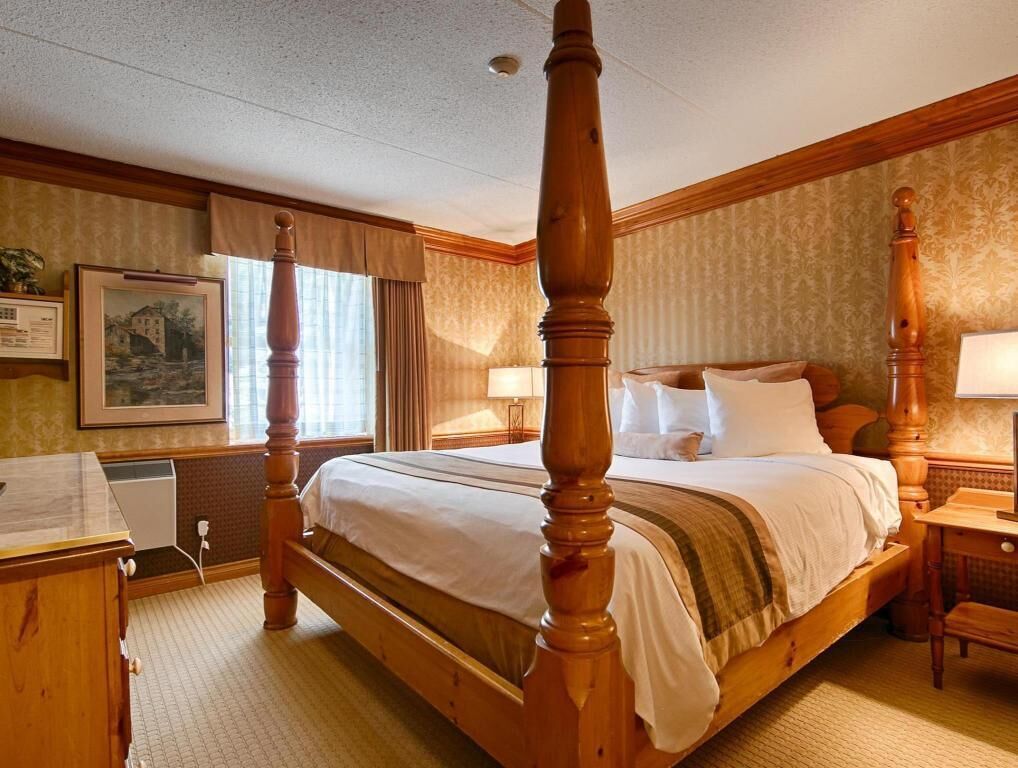 أغطية فراش متميزة وأسرّة بطبقة علوية مريحة وخزنة داخل الغرفة