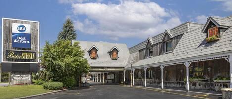 A hotel with a large sign reading "Best Western Bistro Stefan" and a sign for "Whirlpool Fireplaces Fantasy Suites".
