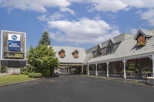 A hotel with a large sign reading "Best Western Bistro Stefan" and a sign for "Whirlpool Fireplaces Fantasy Suites". - Best Western Fireside Inn (Kingston)