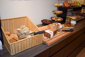Daily buffet breakfast for a fee