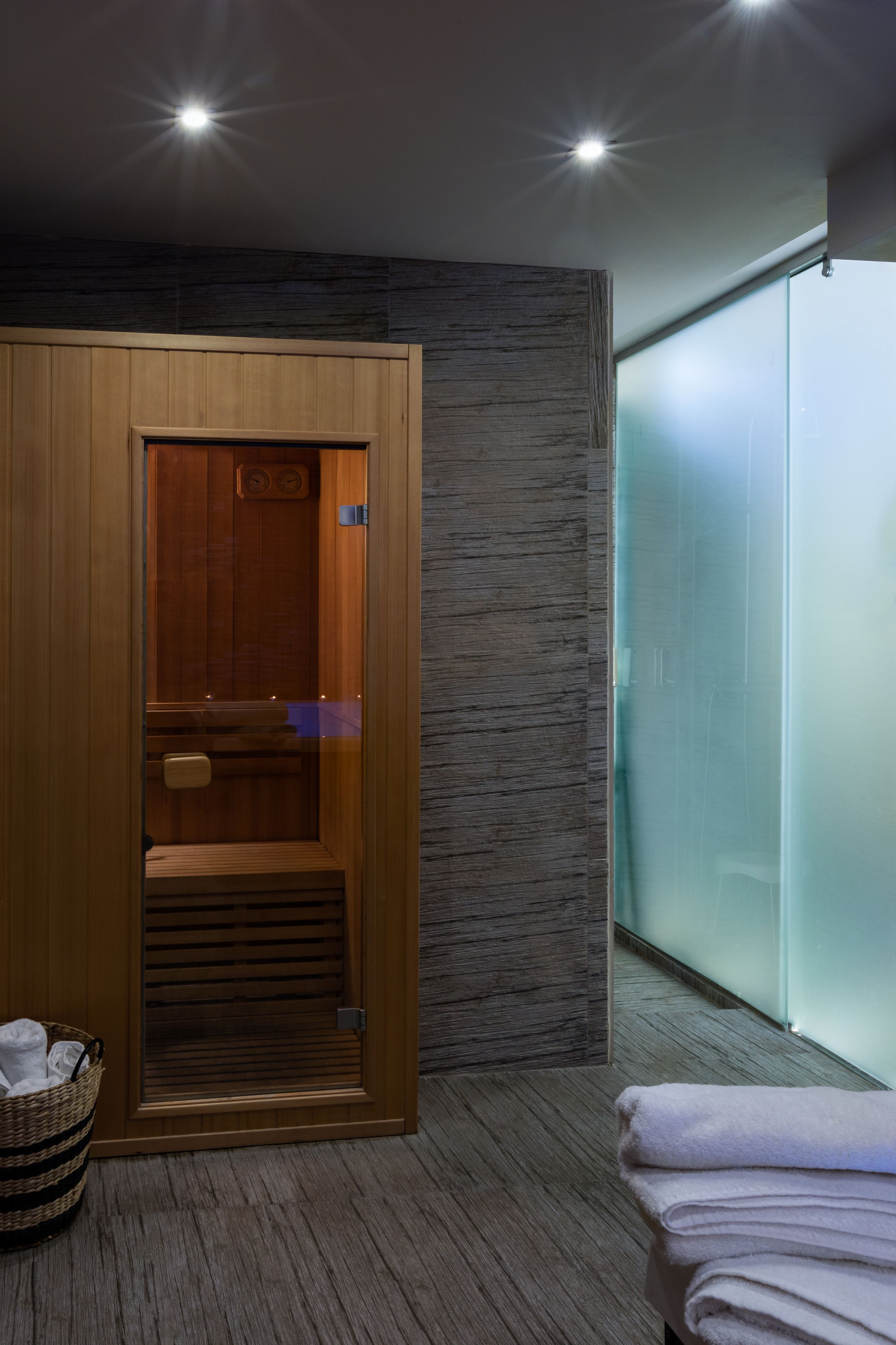 Sauna, hot tub, dan pijat