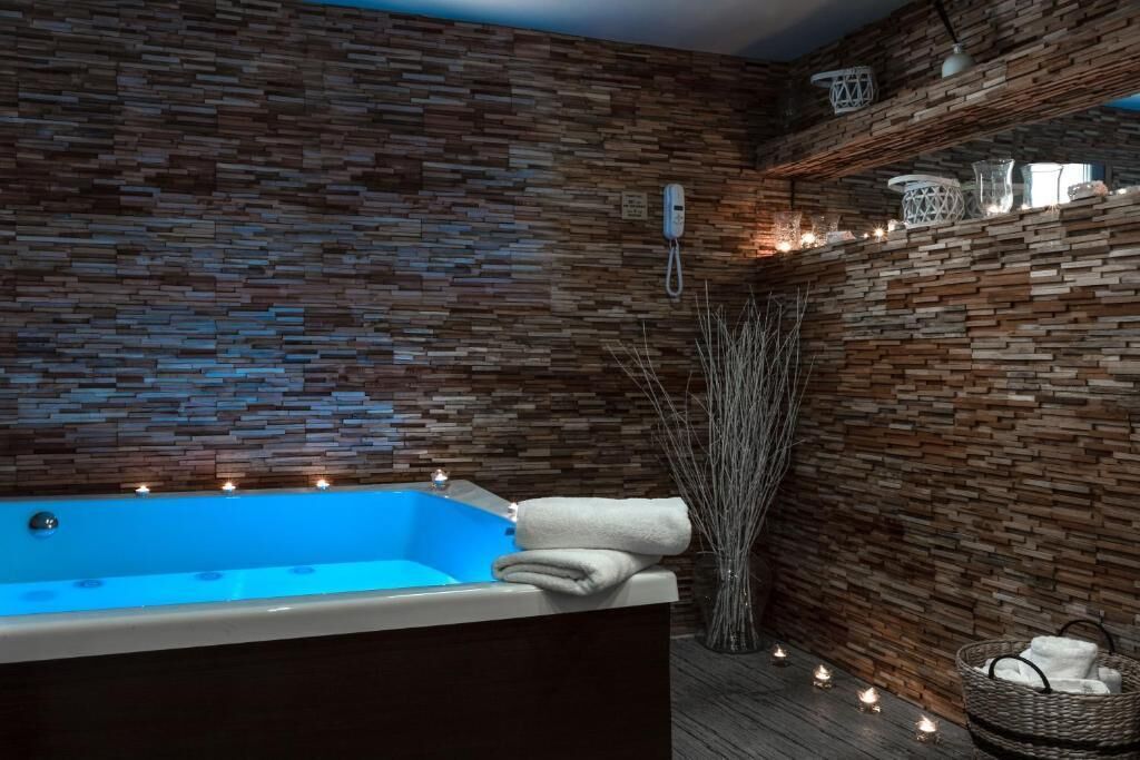 sauna, hot tub, massages