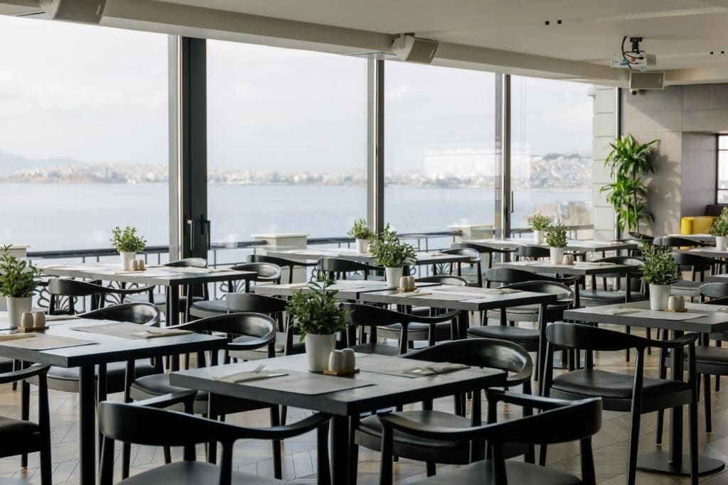 Café da manhã com buffet todos os dias mediante uma taxa
