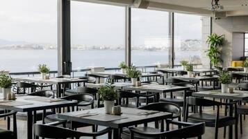 Café da manhã com buffet todos os dias mediante uma taxa