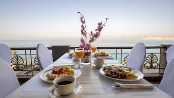 Café da manhã com buffet diário (EUR 25 por pessoa)
