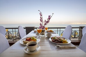 Petit déjeuner buffet (20 EUR par personne)